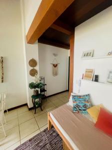a living room with a bed and a table at Fantastica casa no melhor condomínio de Paraty in Paraty +25 photos