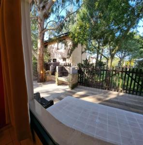 desde la ventana de una casa con patio en Cabaña La Yuli, en Santa Teresita
