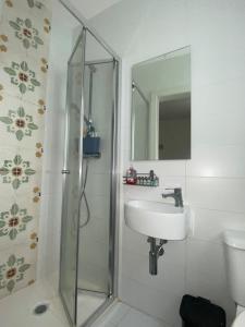 Ένα μπάνιο στο Bellvue Maisonette in Kercem with Valley Views