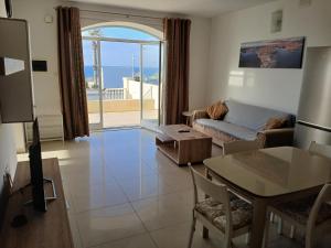 Χώρος καθιστικού στο Seafront Semi-Villa with Stunning Seaview
