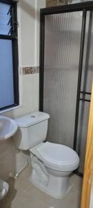 Bilik mandi di Apartmento en Laureles