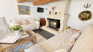 Una sala de estar con dos sofás y una chimenea. en Mas de Veroncle, piscine et quiétude à Gordes, en Gordes