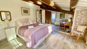 Un dormitorio con una cama grande y un escritorio. en Mas de Veroncle, piscine et quiétude à Gordes, en Gordes 48 fotos más