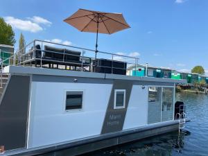 MaasbommelHausboot Claudia Maasbommel的船上有雨伞