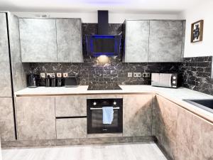 Kuchyň nebo kuchyňský kout v ubytování Spacious 2 Bedroom Modern Apartments - Central Location - Free Parking - Smart TV - Washer Dryer - Built for Contractors, Consultants and Work Teams + 8 fotografií