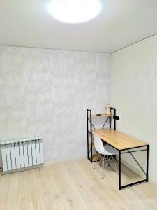キシナウにあるRose Valley Chisinauの壁のある部屋(テーブル、椅子付)