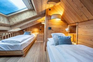 Un pat sau paturi într-o cameră la Attic Apartment Dolasilla +18 fotografii