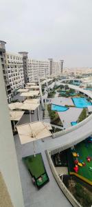 widok z lotu ptaka na duży budynek apartamentowy z basenami w obiekcie شقة دوبلوكس مستوى فندقى كومبوند بورتو كايرو للعائلات فقط w Kairze