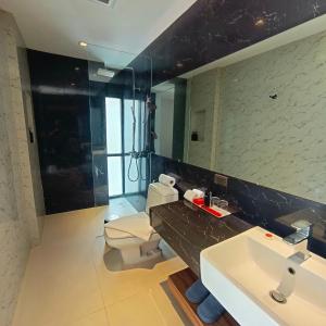 a bathroom with a sink and a toilet and a mirror at UNO Express Asoke Sukhumvit Bangkok in Bangkok