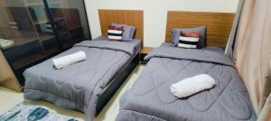 dwa łóżka ustawione obok siebie w pokoju w obiekcie شقة دوبلوكس مستوى فندقى كومبوند بورتو كايرو للعائلات فقط w Kairze +18 zdjęć