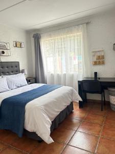 En eller flere senge i et værelse på The Urban Dessert "Comfort and Convenience Merged"