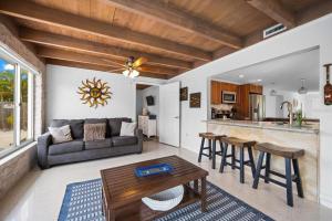 シエスタ・キーにあるPrivate Village Home with Heated pool & spa with private front courtyardのソファとテーブルのあるリビングルーム