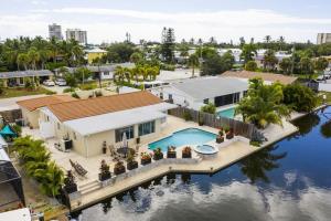 シエスタ・キーにあるPrivate Village Home with Heated pool & spa with private front courtyardのプール付きの家の航空写真
