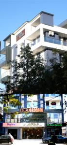 Το κτήριο όπου στεγάζεται  το διαμέρισμα