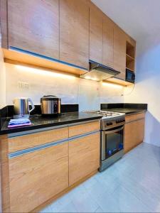 eine Küche mit Holzschränken und einem Herd in der Unterkunft Mi Casa, Exclusive Villa zel in Ilihan