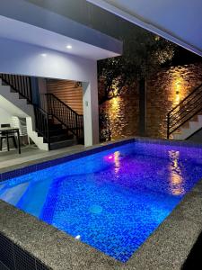 ein Swimmingpool mitten in einem Haus in der Unterkunft Mi Casa, Exclusive Villa zel in Ilihan