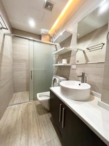 ein Badezimmer mit einem weißen Waschbecken und einer Toilette in der Unterkunft Mi Casa, Exclusive Villa zel in Ilihan