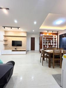 ein Esszimmer mit Tisch und Fernseher in der Unterkunft Mi Casa, Exclusive Villa zel in Ilihan