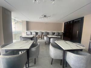 a dining room with tables and chairs in a restaurant at Stelar Hostal in Cuenca