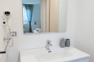 Koupelna v ubytování Arcimboldi's Nest - Close to Metro and Train + 26 fotografií