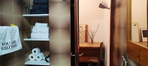 une salle de bain avec un placard avec des serviettes sur des étagères dans l'établissement Bilocale relax in Cesana, à Césane