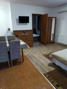 A television and/or entertainment centre at Boglárka Vendégház Még 37 kép