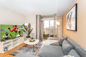 Ruang duduk di High-End 2BR 2BATH Condo-Steps to Square One Mall
