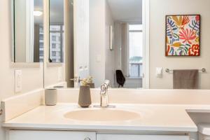 Bilik mandi di High-End 2BR 2BATH Condo-Steps to Square One Mall +38 gambar