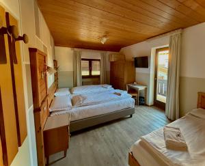 Postel nebo postele na pokoji v ubytování Hotel Garni Edy
