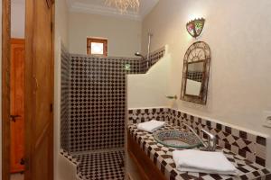 Koupelna v ubytování Riad Dutilleul + 54 fotografií