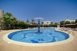 The swimming pool at or close to Aparthotel Vibra Bay