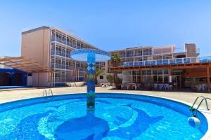 The swimming pool at or close to Aparthotel Vibra Bay