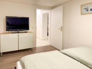 a bedroom with a flat screen tv on a dresser at FeWo Butzbachliebe in Butzbach