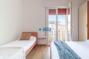 Łóżko lub łóżka w pokoju w obiekcie Condominio International