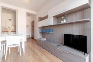 salon z płaskim telewizorem na ścianie w obiekcie Condominio International w mieście Lido di Jesolo