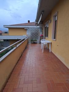 un patio avec un banc sur le côté d'un bâtiment dans l'établissement Casa Mare Massa Pinete, à Marina di Massa