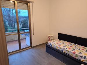 une chambre avec un lit et une grande fenêtre dans l'établissement Casa Mare Massa Pinete, à Marina di Massa