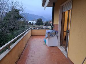 un balcon avec un réfrigérateur sur le côté d'une maison dans l'établissement Casa Mare Massa Pinete, à Marina di Massa