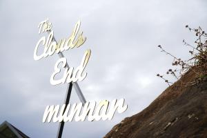 Certificato, attestato, insegna o altro documento esposto da The Clouds End