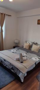 ein großes Bett mit Handtüchern darauf in einem Schlafzimmer in der Unterkunft Marian House in Sibiu