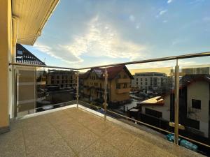 un balcone con vista sulla città di Bella Vista Green Apartment a Braşov