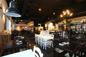 une salle à manger avec des tables et des chaises ainsi qu'un restaurant dans l'établissement La Cucina - Hotel & Restaurant, à Peggau