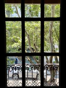 una ventana con vistas a un árbol desde un edificio en Kent St Townhouse, en Sídney