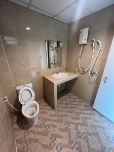 een badkamer met toilet en wastafel bij Jaroon House in Samutprakarn