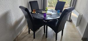 Drinks på Le Château de la Pinède - début Cap d'Antibes - garden flat, swimming pool, tennis