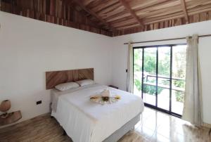 Postel nebo postele na pokoji v ubytování Essence Arenal Spa & Yoga