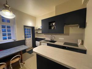 eine Küche mit Spüle und Arbeitsplatte in der Unterkunft Appart COQUET Intra-Muros façade historique rez de chaussée terrasse in Saint-Malo