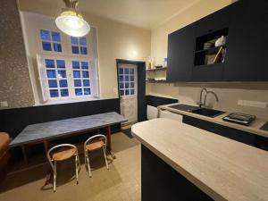 eine Küche mit einem Tisch und 2 Stühlen in der Unterkunft Appart COQUET Intra-Muros façade historique rez de chaussée terrasse in Saint-Malo + 8 Fotos