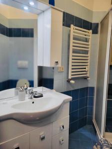 Un baño con lavabo blanco y ducha en House 5 minutes walk from Vatican Museums, en Roma 14 fotos más