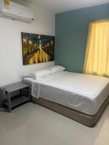 GairaGaira Hotel Meraki的一间卧室，墙上有两张床和一幅画